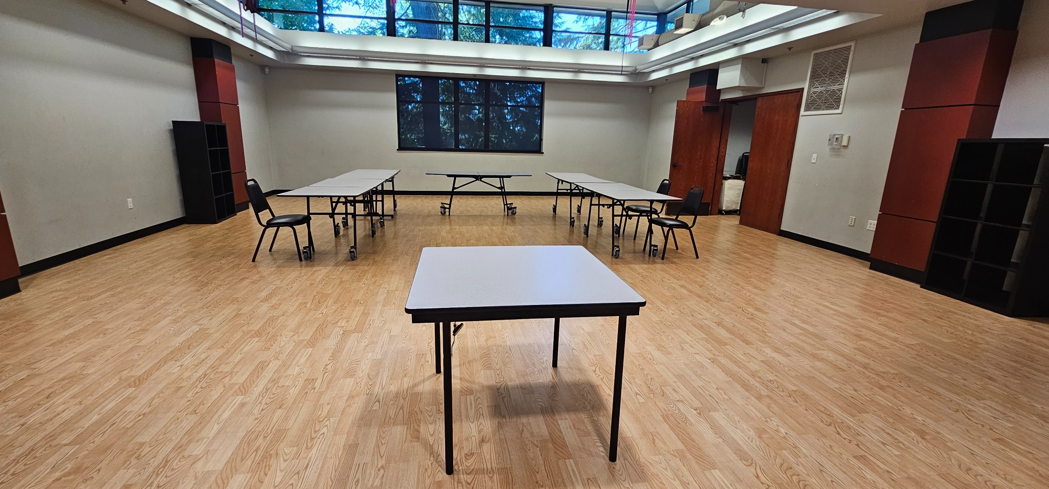 Ordinary meeting room before a RegulationLab transformation
